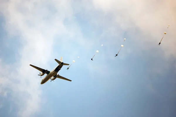 Parachutisten in de hemel — Stockfoto