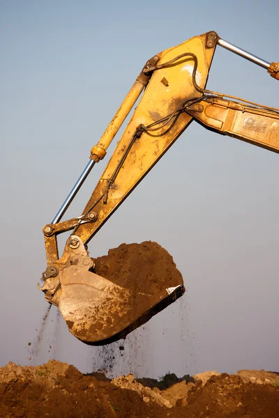 Graven met een graafmachine — Stockfoto