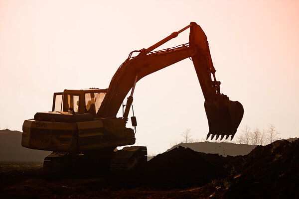 копать с помощью экскаватора
