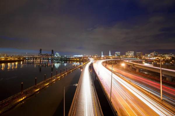 Sentiers lumineux d'autoroute le long de la rivière Willamette — Photo