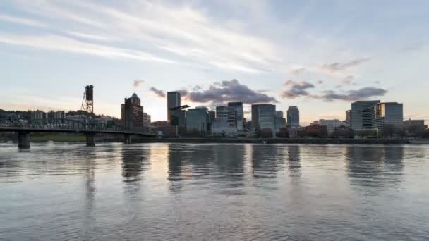 Time lapse des nuages et du ciel au-dessus de la skyline du centre-ville de Portland Oregon du coucher du soleil à l'heure bleue soir 4k uhd — Video