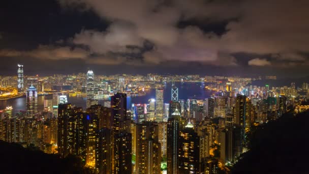 Ultra haute définition 4k time lapse film de nuages et de la circulation sur la ville densément peuplée de Hong Kong et Victoria Peak Harbor la nuit uhd 