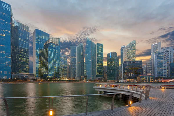 Singapore wolkenkrabbers door Marina Bay — Stockfoto