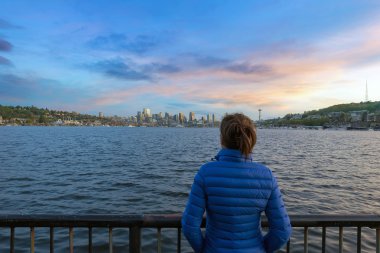 Seattle manzarası üzerinde gün batımını izlemek