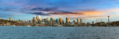 Göl Birliği boyunca Seattle şehir manzarası