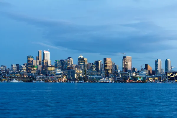 Panoramę miasta Seattle niebieski godziny — Zdjęcie stockowe