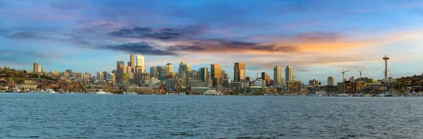 Seattle-i City Skyline Unió tó mentén — Stock Fotó