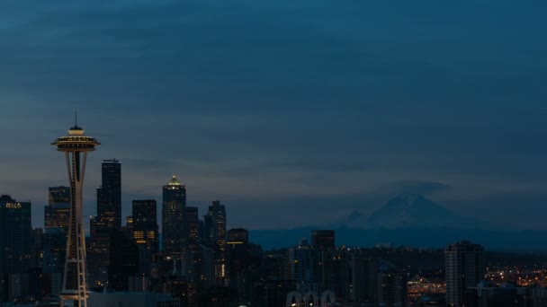 Película de lapso de tiempo de nubes y amanecer sobre Seattle Washington con el monte cubierto de nieve. Rainier 4k uhd — Vídeo de stock