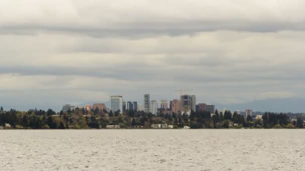 Film čas zanikla mraků nad siluetu města Bellevue Washington podél jezera Washington 4k uhd — Stock video