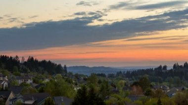 Zaman atlamalı film bulutlar ve gökyüzü günbatımı 4k uhd konut evlerde Happy Valley Oregon