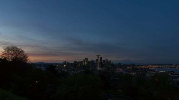 El lapso de tiempo de nubes y luces sobre Seattle Washington con Mt. Rainier desde el amanecer hasta el amanecer uhd 4k — Vídeos de Stock