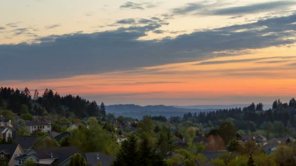 Film čas zanikla mraků a oblohy nad obytných domech Happy Valley Oregon při západu slunce 4k uhd — Stock video