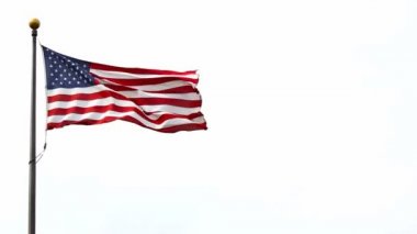 Rüzgarlı bir günde yüksek uçan İngiltere bayrağı Stars and Stripes kadar 1080 p kapatmak