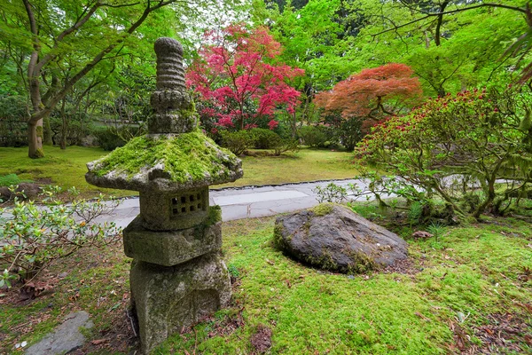 Vieille lanterne en pierre dans le jardin japonais — Photo