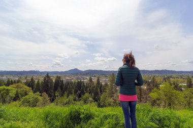 Erkek üst kısmındaki Skinner Butte Park