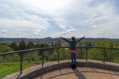 Erkek Skinner Butte Park Vewpoint üstündeki silah kaldırdı