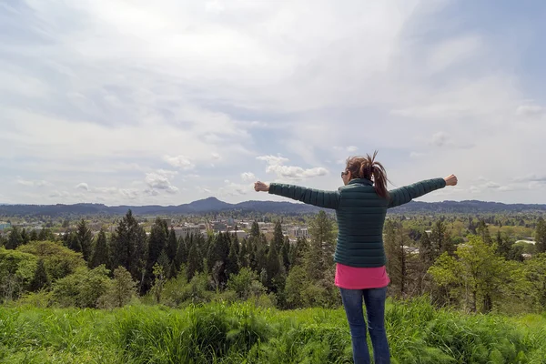 Braccia sollevate femminili in cima a Skinner Butte Park — Foto Stock