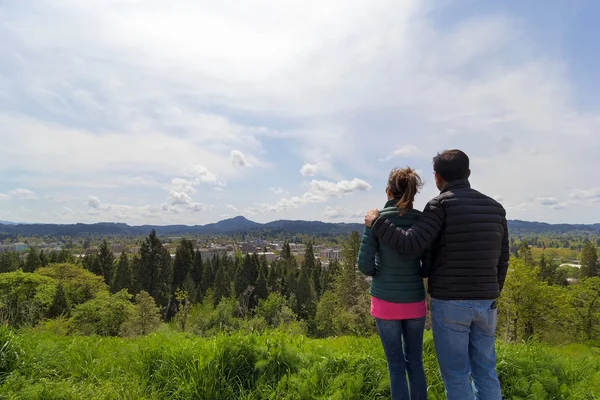 Couple au Point de Vue sur Skinner Butte Park — Photo