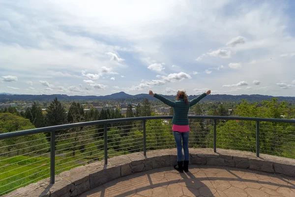 Braccia sollevate femminili in cima a Skinner Butte Park Vewpoint — Foto Stock