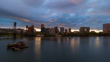 Zaman atlamalı bulutlar ve gökyüzü gün batımına doğru mavi saat akşam boyunca Willamette Nehri 4k uhd merkezden Portland Oregon