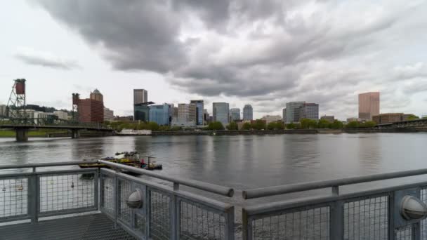 Zeitraffer-Film von dunklen Wolken über der Skyline der Innenstadt und der Hawthorne Bridge entlang des Willamette River in Portland oregon 4k — Stockvideo