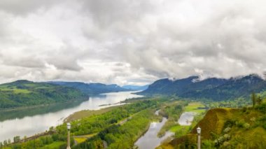 Bulutlar güzel Columbia River Gorge otoyol i84 otomatik trafik Portland Oregon 4 k ile üzerinde hareketli zaman atlamalı