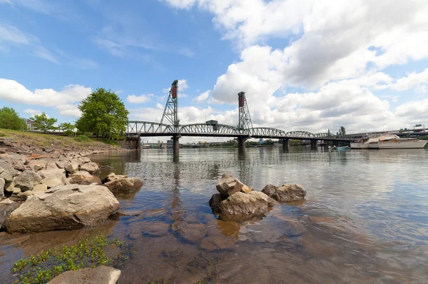 Hawthorne Bridge over Willamette River — Stock Photo, Image