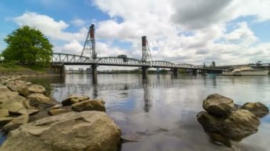 Zaman atlamalı beyaz bulutlar ve Portland Oregon 4k uhd su yansıması ile Hawthorne köprü Willamette Nehri üzerinde mavi gökyüzü