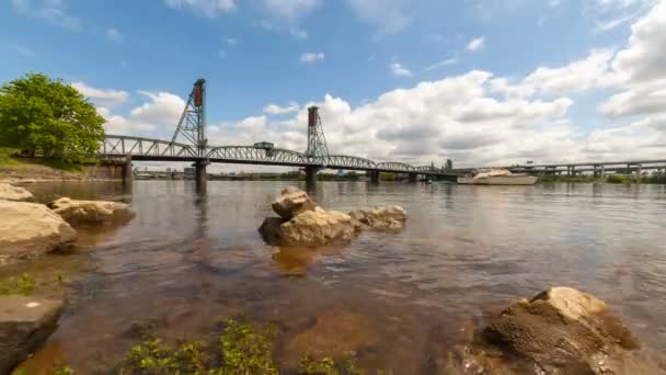 Time-lapse van wolken boven de Willamette rivier met Hawthorne Bridge in Portland of 4k uhd — Stockvideo