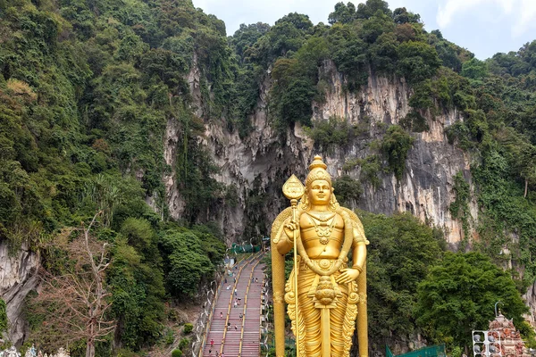 Estatua de Lord Murugan en la entrada de las cuevas de Batu — Foto de Stock