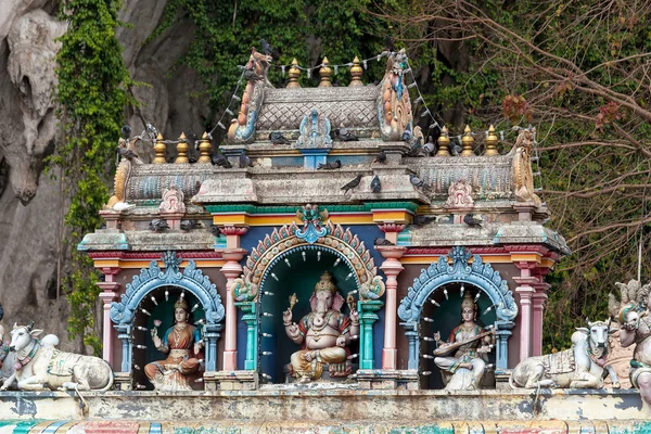 Déités hindoues Scultpures à l'entrée des grottes de Batu — Photo