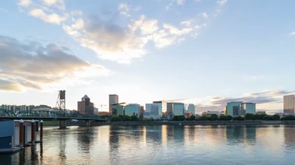 Tidsfördröjning för moln över centrala city skyline i Portland, Oregon längs Willamette River med Hawthorne bron vid solnedgången 4k — Stockvideo