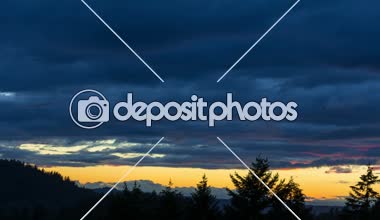 Tme sukut film ateşli turuncu bulutlar ve gökyüzü konut evleri ve Happy Valley Oregon yaprak dökmeyen ağaçlar üzerinde günbatımında 4096 x 2304 geceye hareketli