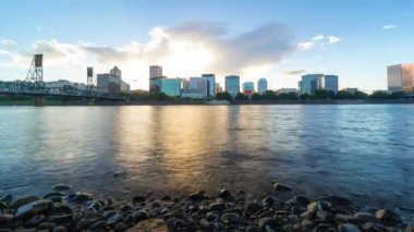 Zaman atlamalı bulutların üzerinde şehir şehir Portland Oregon Hawthorne ile köprü Willamette Nehri boyunca 4k gün batımında