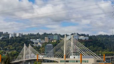 Zaman atlamalı film bulutlar ve otomatik trafik Tilikum geçiş Köprüsü ile şehir Portland Oregon 4 k uhd içinde taşıma
