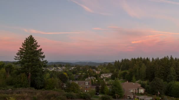 Time lapse de coucher de soleil coloré sur les maisons résidentielles à Happy Valley OU 4k uhd — Video