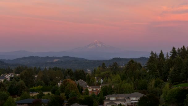 Happy Valley veya 4 k uhd zaman atlamalı renkli günbatımı Mt. Hood üzerinde ve konut evleri — Stok video