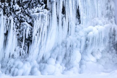 Kış boyunca Columbia Nehri Vadisi 'ndeki şelalenin uçurumunda buz saçakları oluşumu