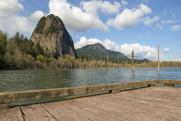 Nézd meg Beacon Rock csónakkikötő — Stock Fotó