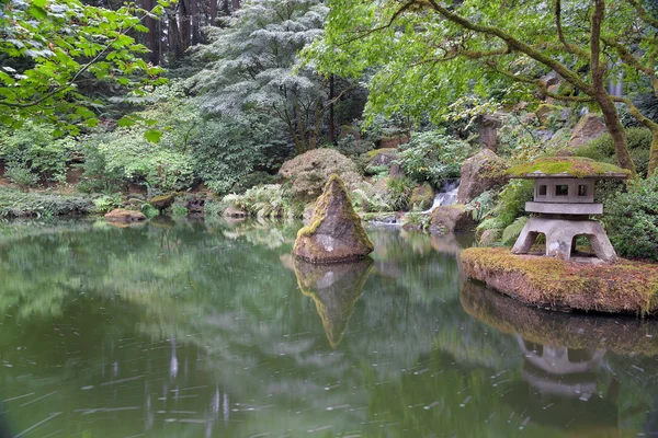 Japans stenen lantaarn door de vijver — Stockfoto