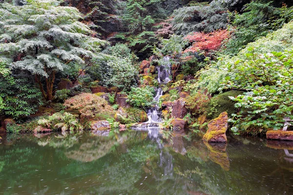 Cachoeira no jardim japonês — Fotografia de Stock
