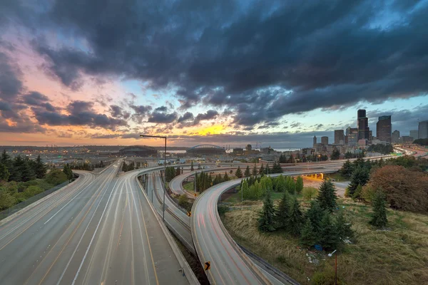 Färgstark solnedgång över Seattle Skyline — Stockfoto