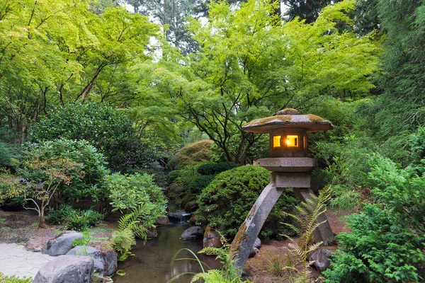 Lanterne en pierre au jardin japonais — Photo
