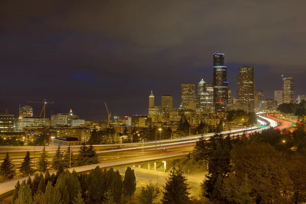 夜の高速道路交通とシアトルのスカイライン ストック画像