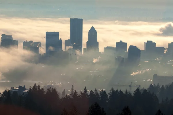 Salida del sol sobre Foggy Portland Cityscape — Foto de Stock