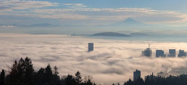 Portland Cityscape Coperto nella nebbia del mattino — Foto Stock
