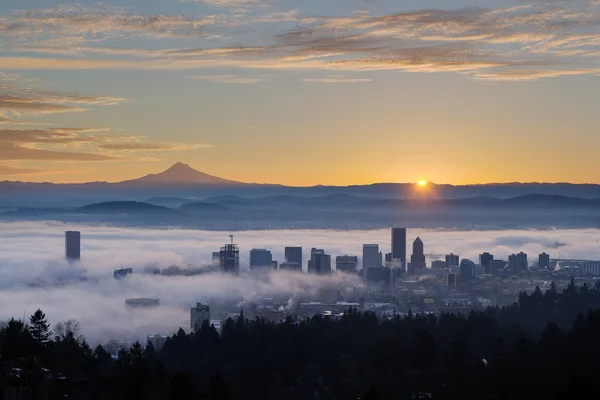 Nascer do sol sobre Foggy Portland Cityscape com Mt Hood Fotos De Bancos De Imagens