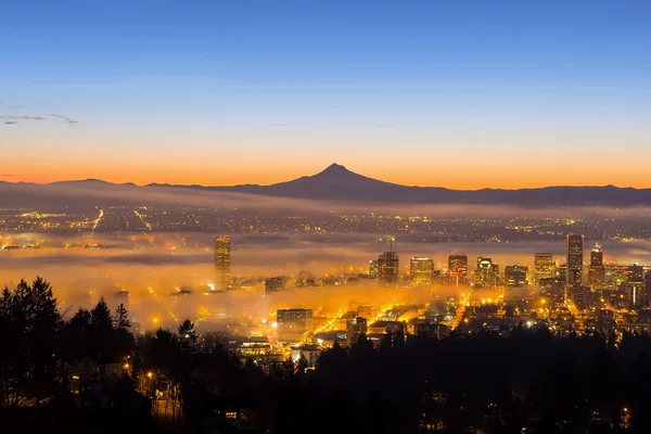 Portland Cityscape coberto de nevoeiro durante o nascer do sol Fotos De Bancos De Imagens Sem Royalties