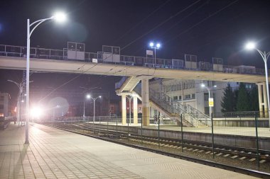Brest, Belarus - 22 Ekim 2020 - Tren gece tren istasyonuna varır.