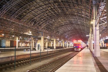Brest, Belarus - 22 Ekim 2020 - tren için güzel boş bir platform. Tren tren istasyonunun içinde duruyor.